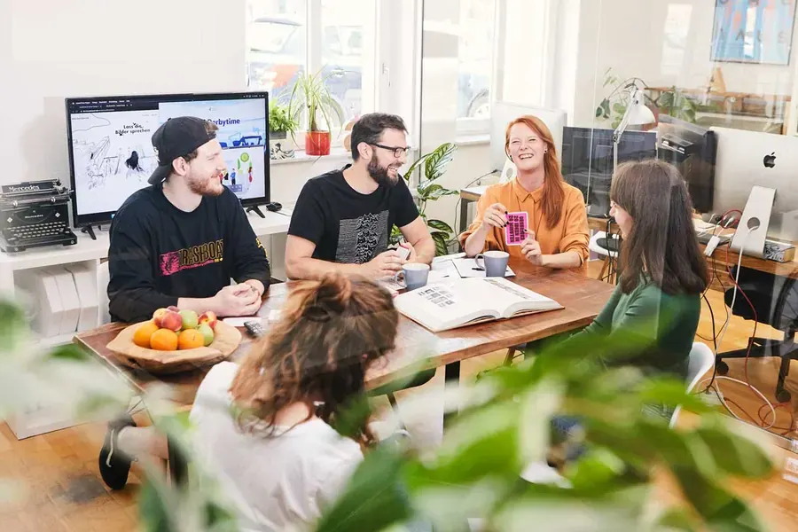 Das Brussobaum-Team bei einer Besprechung im Studio