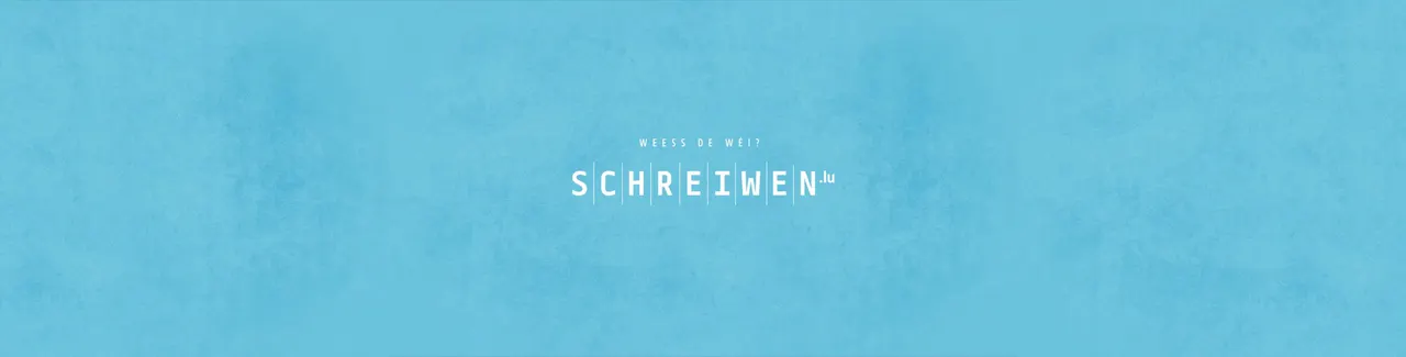 Lichtblauer Hintergrund mit dem Text 'WEESS DE WËI?' und 'SCHREIWEN' in weiß